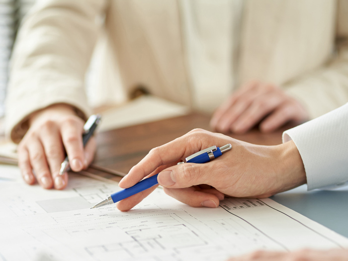 化粧ベニヤ・化粧合板を選ぶチェックポイント｜天井・壁・ドア・造作家具の材料